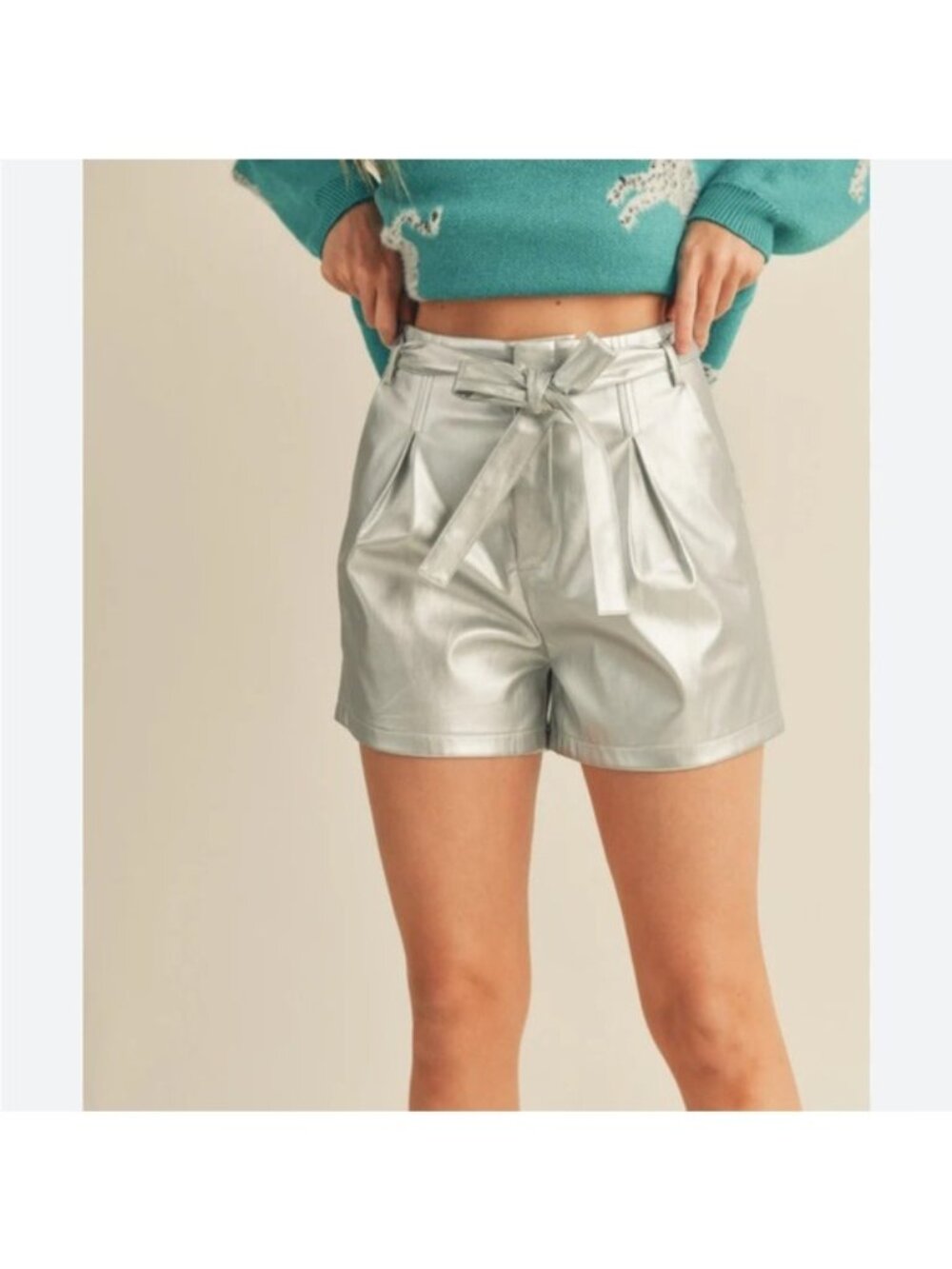 Metallic Silver Faux Leather Belted High-Waisted Shorts Pockets large (GG40)
